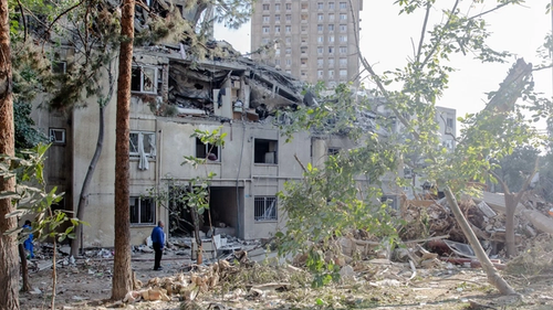 Разрушенное здание после израильских ударов по Тегерану в пятницу утром 13 июня 2025